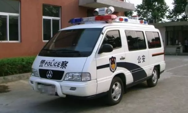 老婆例假來一個月,老公陪她去醫院,趁她尿檢時,醫生耳語:報警