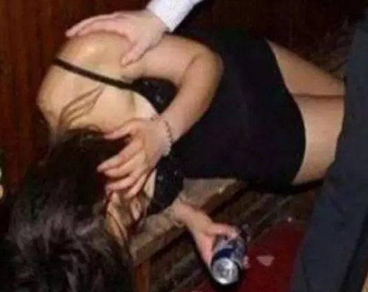 醉酒女子路邊睡覺,醒來腹部疼痛,被送到醫院後,家人癱在地上