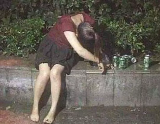 醉酒女子路邊睡覺,醒來腹部疼痛,被送到醫院後,家人癱在地上