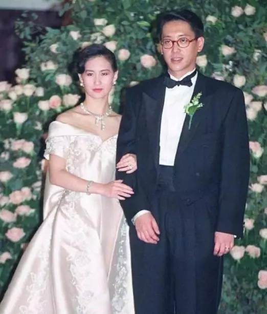身家百億出門卻從不帶保鏢,喜歡坐路邊喝酒吃肉,前妻是賭王之女