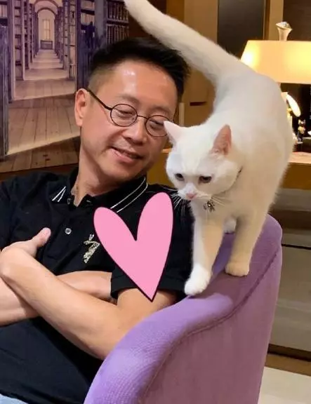 身家百億出門卻從不帶保鏢,喜歡坐路邊喝酒吃肉,前妻是賭王之女