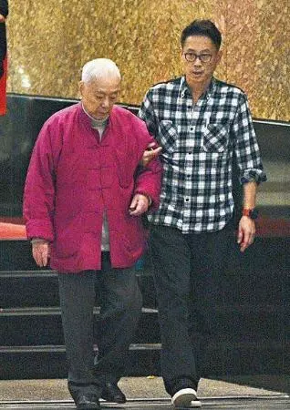 身家百億出門卻從不帶保鏢,喜歡坐路邊喝酒吃肉,前妻是賭王之女
