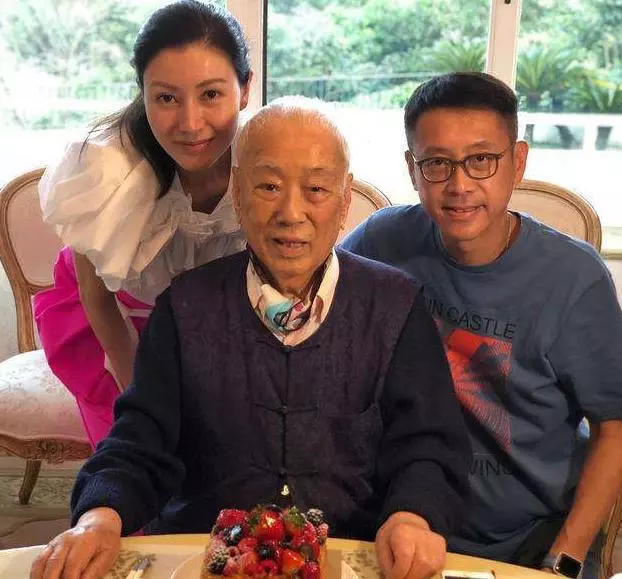 身家百億出門卻從不帶保鏢,喜歡坐路邊喝酒吃肉,前妻是賭王之女