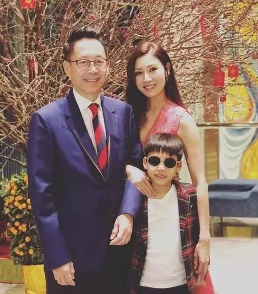 身家百億出門卻從不帶保鏢,喜歡坐路邊喝酒吃肉,前妻是賭王之女