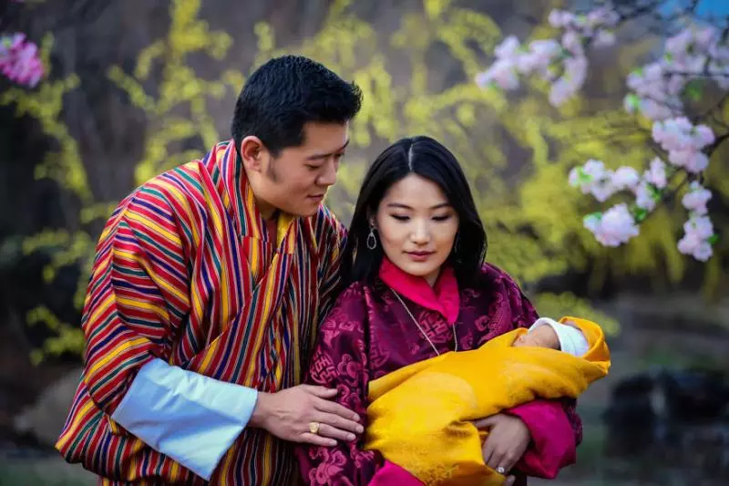 不丹國王為慶祝兒子滿月誕辰把人民叫到山上 他們每人蹲下做的事就是為什麼不丹是最開心的國家!