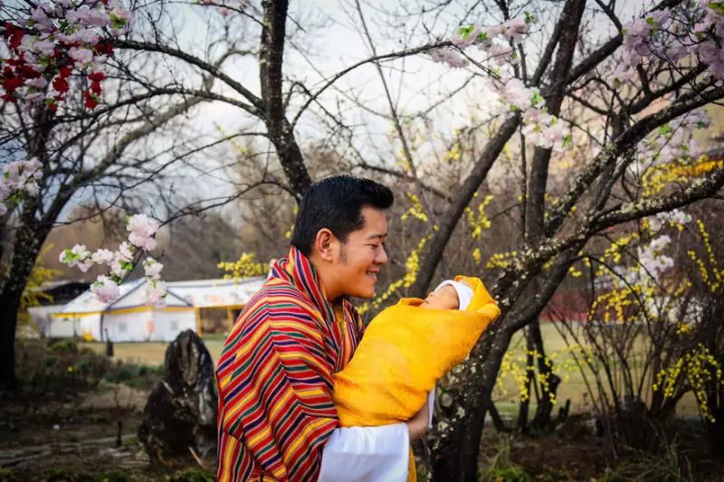 不丹國王為慶祝兒子滿月誕辰把人民叫到山上 他們每人蹲下做的事就是為什麼不丹是最開心的國家!