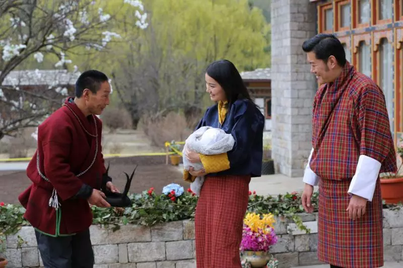 不丹國王為慶祝兒子滿月誕辰把人民叫到山上 他們每人蹲下做的事就是為什麼不丹是最開心的國家!