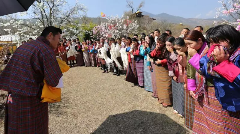 不丹國王為慶祝兒子滿月誕辰把人民叫到山上 他們每人蹲下做的事就是為什麼不丹是最開心的國家!