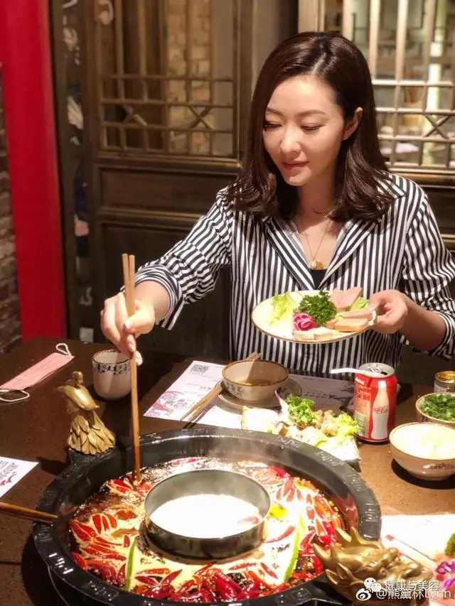 熊黛林有孕在身也不忌口,不吃午飯也要麻辣火鍋