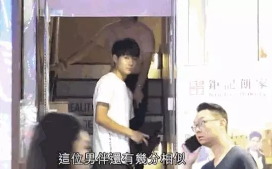 邱淑貞17歲女兒疑戀情曝光,與小鮮肉男友約會找妹妹幫忙打掩護