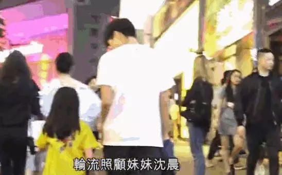 邱淑貞17歲女兒疑戀情曝光,與小鮮肉男友約會找妹妹幫忙打掩護