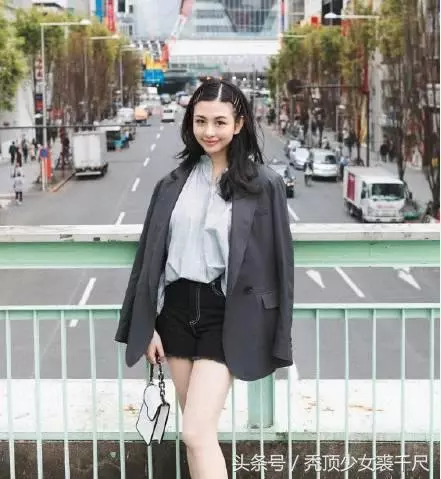 邱淑貞17歲女兒疑戀情曝光,與小鮮肉男友約會找妹妹幫忙打掩護