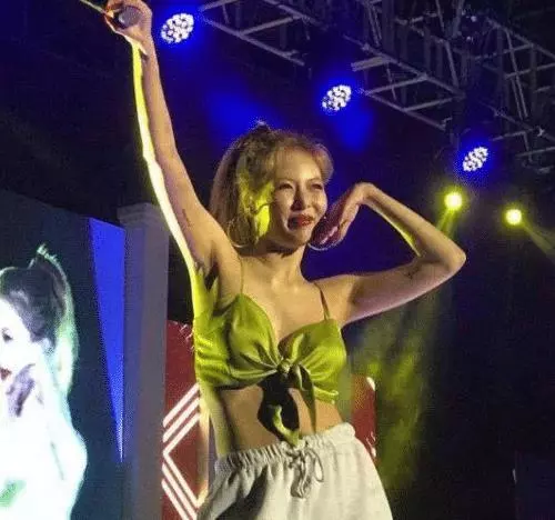 泫雅跳舞衣服上蝴蝶結意外散開,又蹦又跳不慌亂,依然堅持把舞跳完,粉絲直呼:敬業小野馬