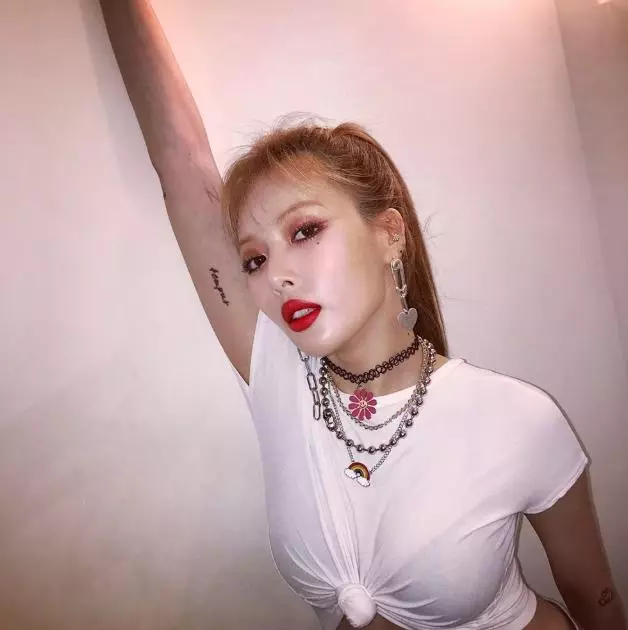 泫雅跳舞衣服上蝴蝶結意外散開,又蹦又跳不慌亂,依然堅持把舞跳完,粉絲直呼:敬業小野馬