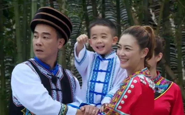 陳小春把Jasper變大人!他摸鬍子呆問「是真的嗎?」