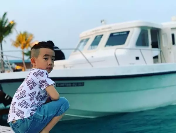 陳小春把Jasper變大人!他摸鬍子呆問「是真的嗎?」