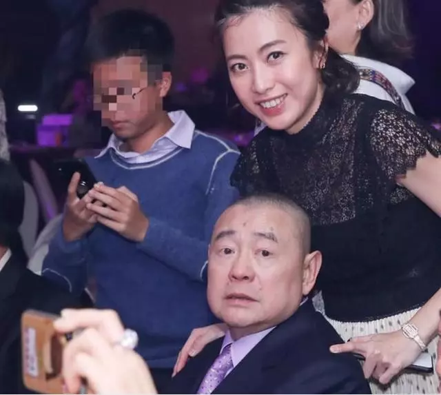 排場真大!甘比帶子女逛超市保鏢如雲,73億身家兒子已見怪不怪~~~