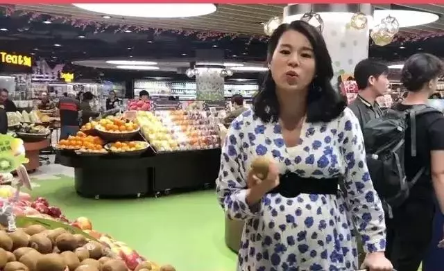 前TVB花旦佗巨肚逛超市,胃口大開雙眼發光:這是我的天堂!