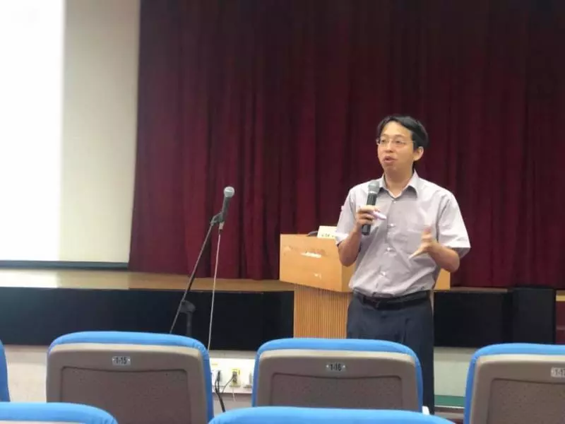 睡前愛玩手機?醫師警告:「這個姿勢」對眼睛殺傷力最大!