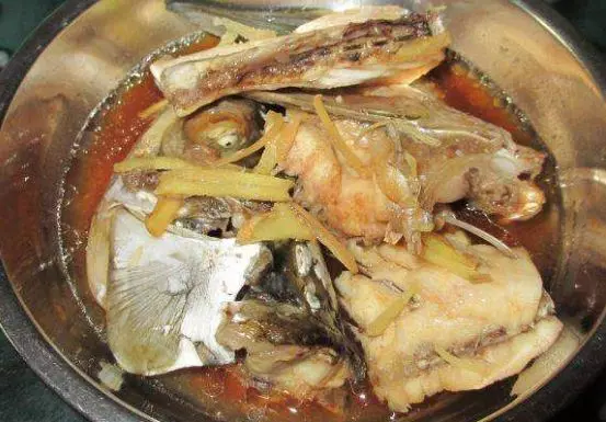 男子河邊抓到一條有「牙齒的魚」,帶回家煮來吃了,當天晚上一家五口全都哽咽了!原來這條魚不是普通的魚。