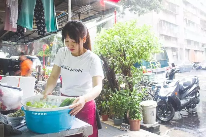 她遠嫁台灣,離婚後靠20K苦養孩子!如今開店請街友吃越南美食,讓弱勢家長「借放孩子」!超暖心!