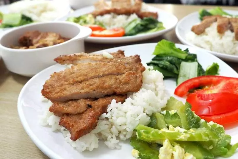 她遠嫁台灣,離婚後靠20K苦養孩子!如今開店請街友吃越南美食,讓弱勢家長「借放孩子」!超暖心!