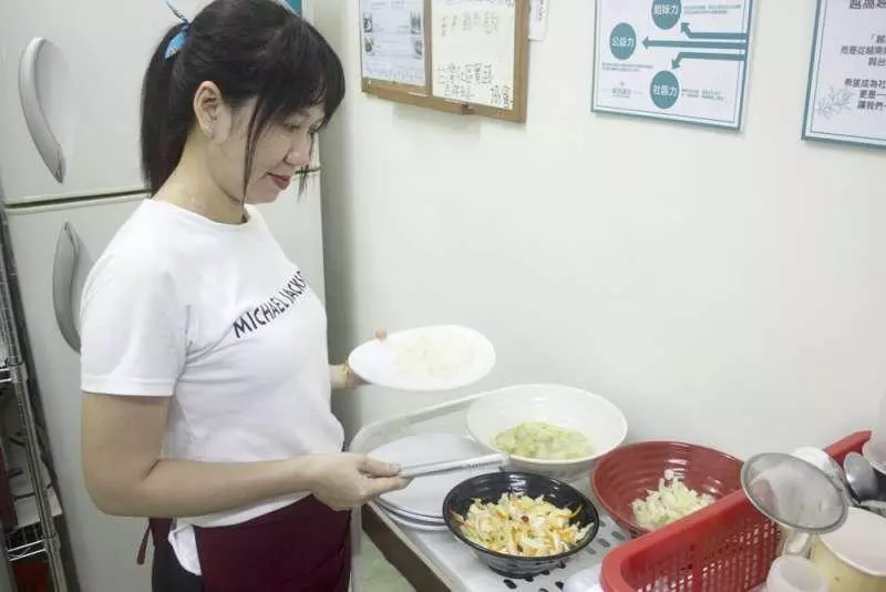 她遠嫁台灣,離婚後靠20K苦養孩子!如今開店請街友吃越南美食,讓弱勢家長「借放孩子」!超暖心!