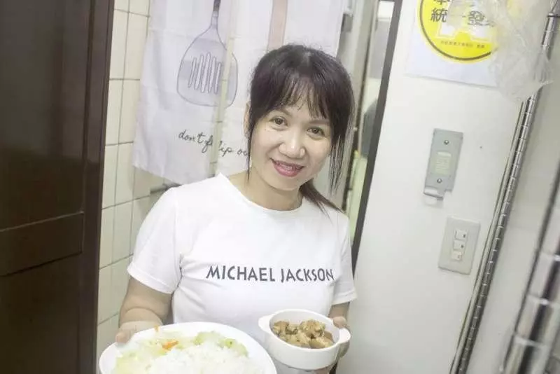 她遠嫁台灣,離婚後靠20K苦養孩子!如今開店請街友吃越南美食,讓弱勢家長「借放孩子」!超暖心!