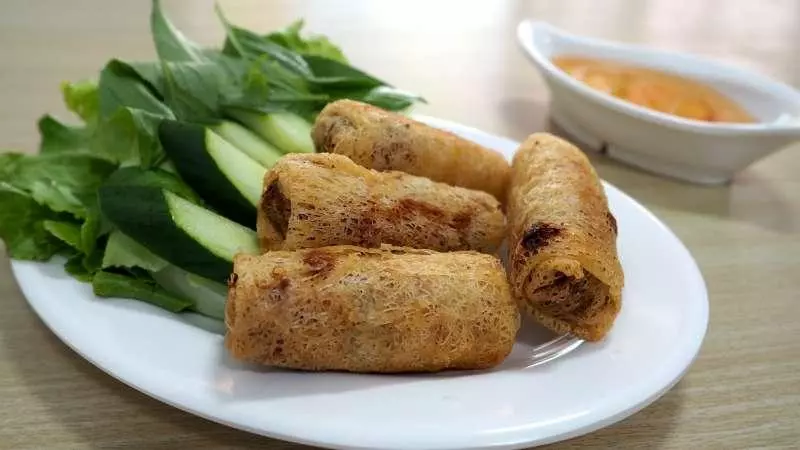 她遠嫁台灣,離婚後靠20K苦養孩子!如今開店請街友吃越南美食,讓弱勢家長「借放孩子」!超暖心!