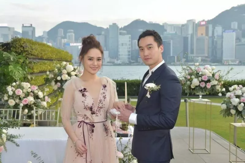 結婚不到半年,阿嬌被爆「分居+窮到什麼活動都出席」! 遭酸:婚結得不值!