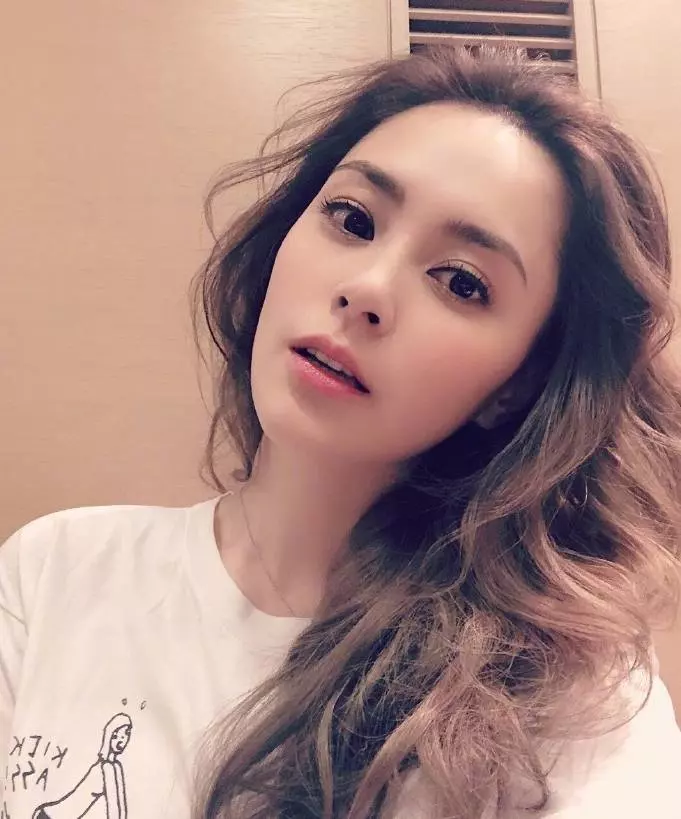 結婚不到半年,阿嬌被爆「分居+窮到什麼活動都出席」! 遭酸:婚結得不值!