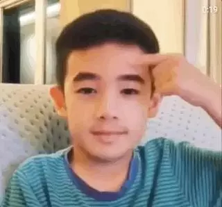 陳小春用軟體把Jasper變長鬍子的成年男子,和爸爸如複製粘貼