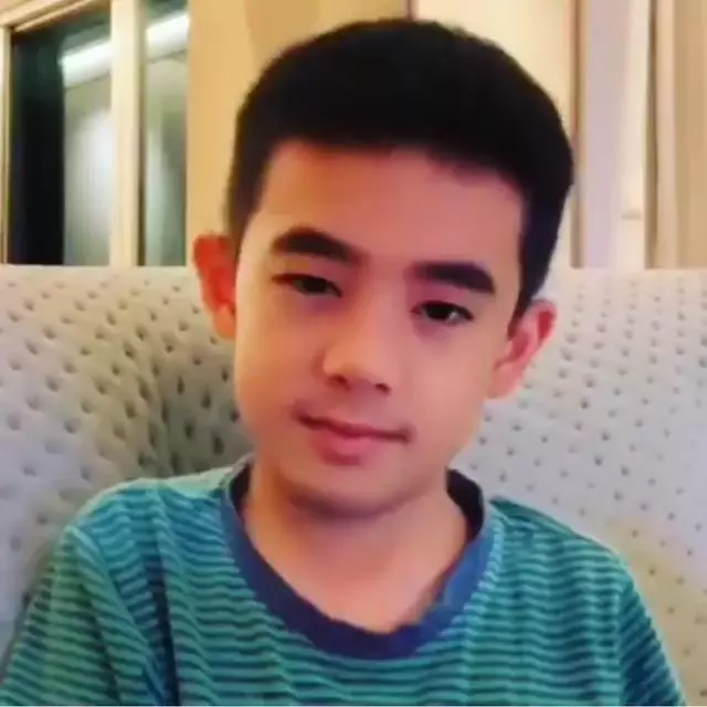 陳小春用軟體把Jasper變長鬍子的成年男子,和爸爸如複製粘貼