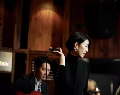 一晚收入800元!李亞鵬新女友原來是駐唱歌手,根本不是富婆!