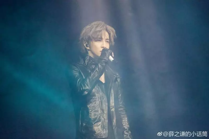 薛之謙演唱會撕白衫竟溢出【整圈肚腩肥肉】!網看傻:哪來的自信?要吐了!