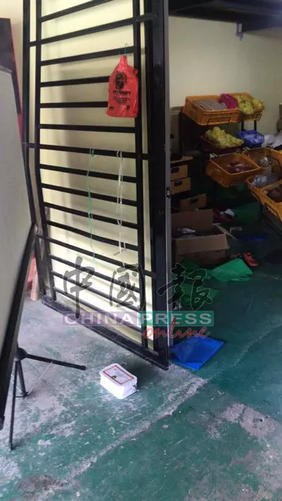 弟爆竊被揭發, 哥潛入店搗亂報復!古來一雜貨店兩個月內兩度遭爆竊。