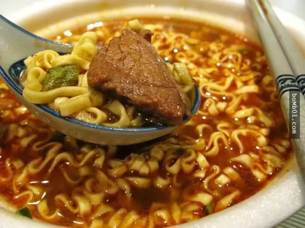 99%的人都誤會「吃多泡麵會變木乃伊」,其實問題根本不在於麵…而是廠商加的「這個東西」!