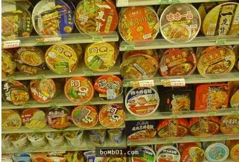 99%的人都誤會「吃多泡麵會變木乃伊」,其實問題根本不在於麵…而是廠商加的「這個東西」!