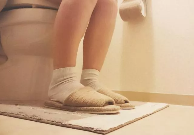 便秘女子"谷屎"用力過猛⚡大完便出來失10年憶!網民: 電視劇都不敢這麼演!