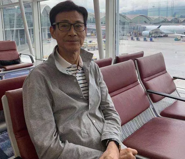 72歲鄭少秋近照曝光!與同齡汪明荃合影,瘦骨嶙峋老態盡顯!