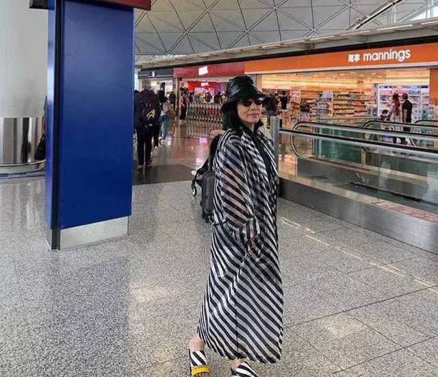 72歲鄭少秋近照曝光!與同齡汪明荃合影,瘦骨嶙峋老態盡顯!