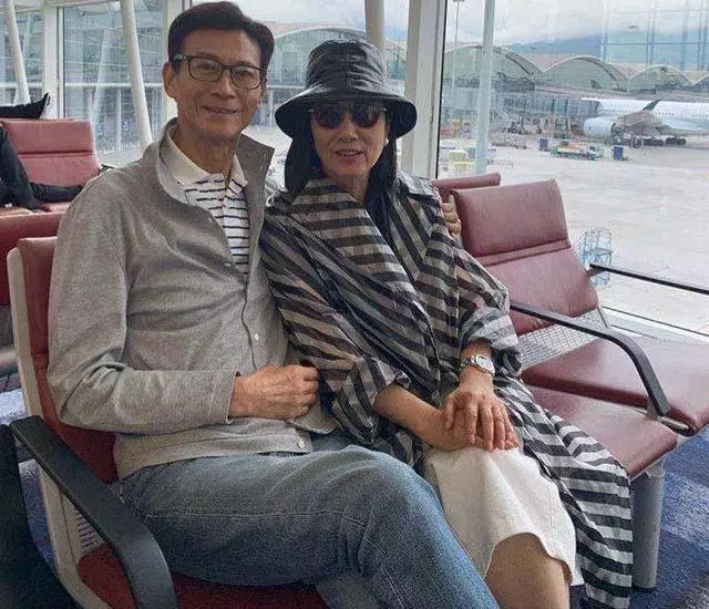 72歲鄭少秋近照曝光!與同齡汪明荃合影,瘦骨嶙峋老態盡顯!