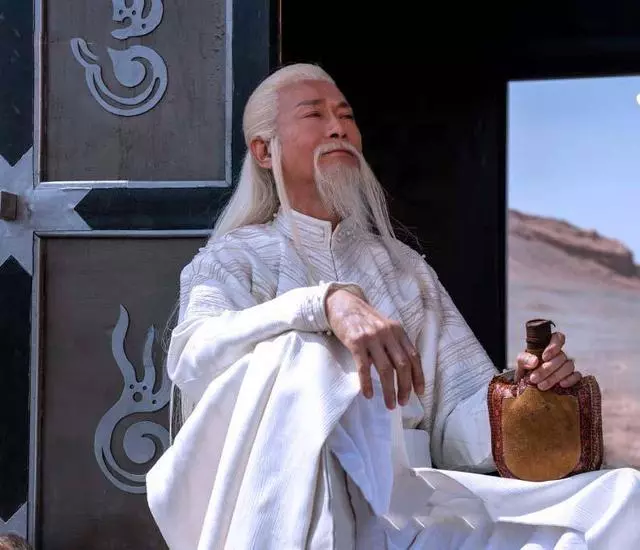 72歲鄭少秋近照曝光!與同齡汪明荃合影,瘦骨嶙峋老態盡顯!
