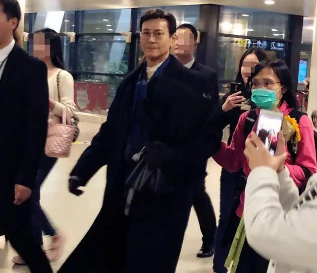 72歲鄭少秋近照曝光!與同齡汪明荃合影,瘦骨嶙峋老態盡顯!