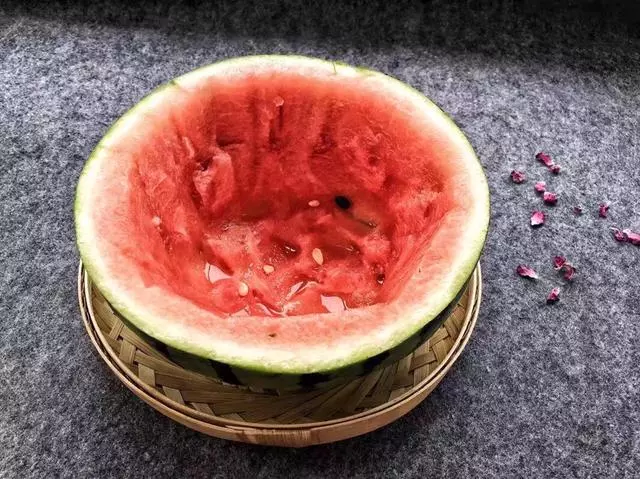 現在水果太貴,我把西瓜皮留下來做成這,可以吃1個月!
