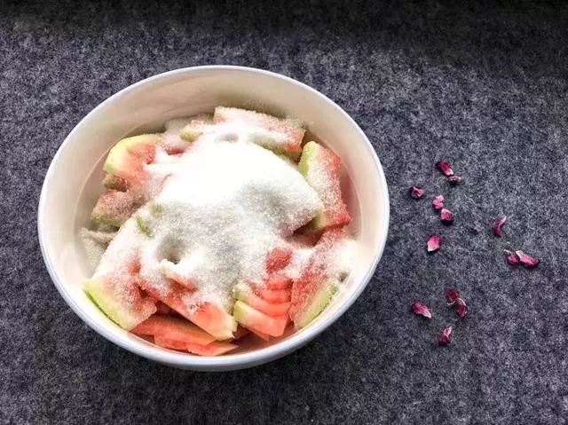 現在水果太貴,我把西瓜皮留下來做成這,可以吃1個月!