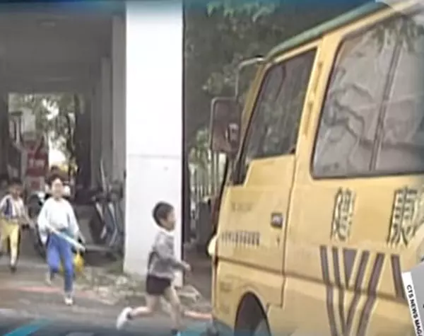 「林靖娟老師」紀念銅像揭幕!幼稚園出遊遭遇火燒車,「用生命營救生命」,如今重活世人心中!