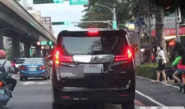 台媒曝王力宏兩女兒正面照:大眼超萌長相甜美,繼承父母好基因