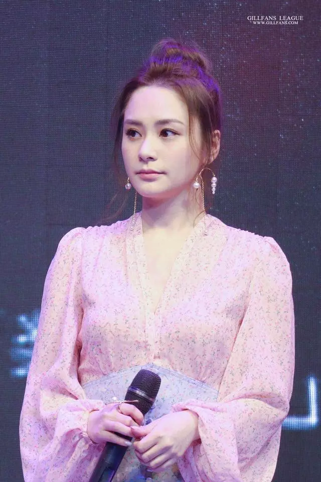 阿嬌終於穿對了!高腰長裙配丸子頭凹出好比例,婚後美得煥然一新