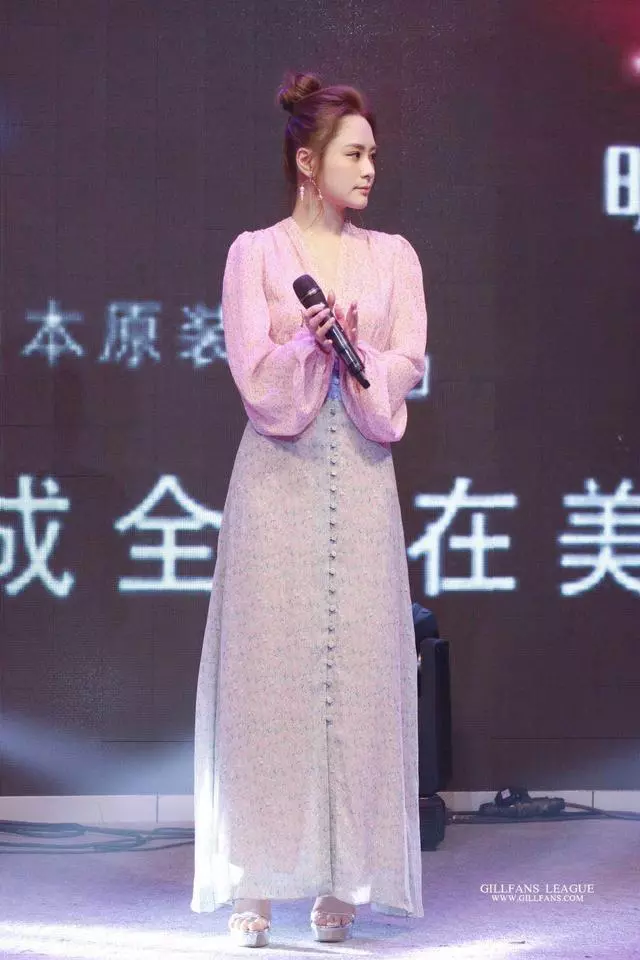 阿嬌終於穿對了!高腰長裙配丸子頭凹出好比例,婚後美得煥然一新